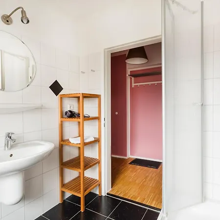 Hostal Five Reasons & *