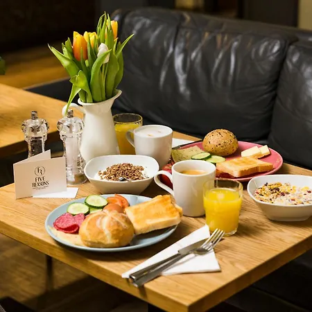 Hostal Five Reasons & *