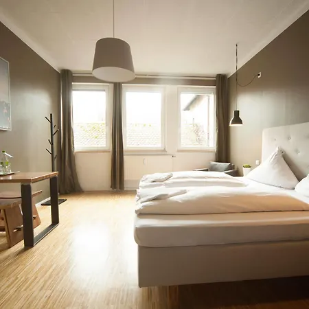 Hostal Five Reasons & *
