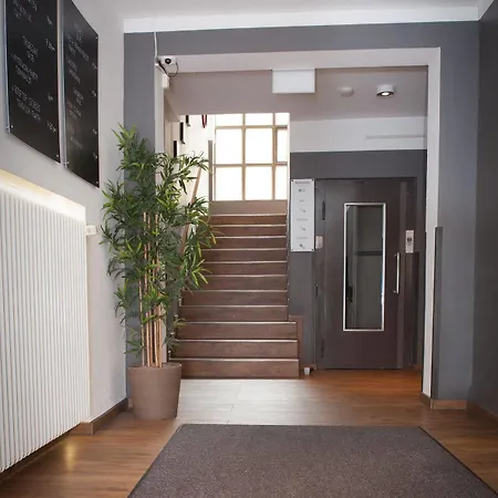 Hostal Five Reasons & *