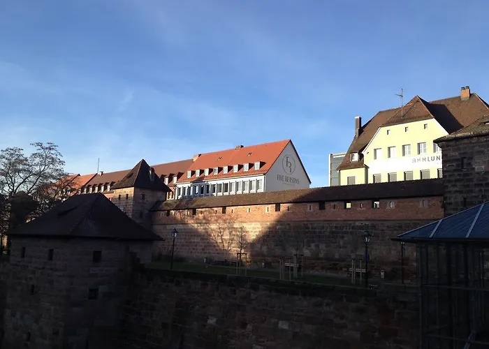 אכסניה Five Reasons & *