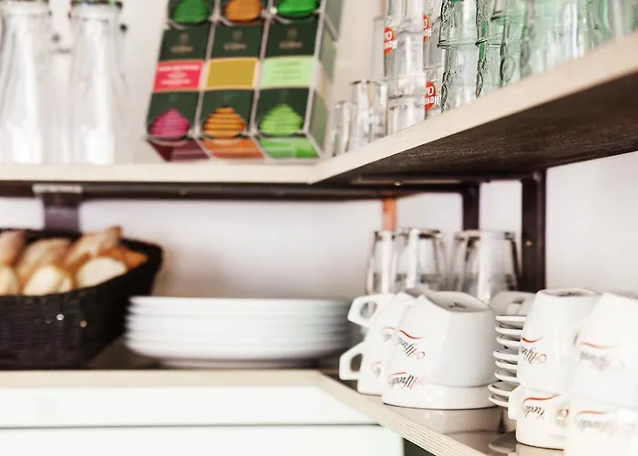 אכסניה Five Reasons & *