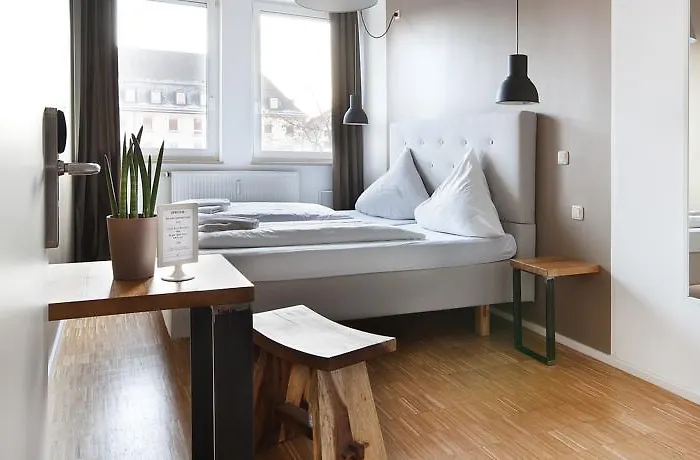 Five Reasons & אכסניה *