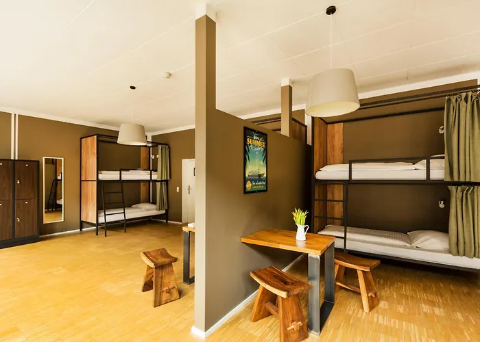 אכסניה Five Reasons & *