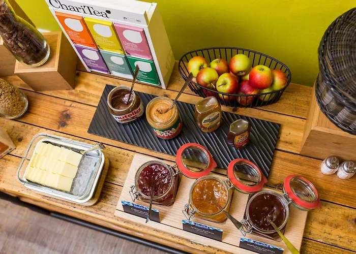 אכסניה Five Reasons & *