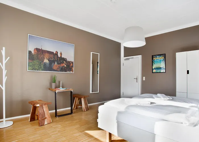 אכסניה Five Reasons & *