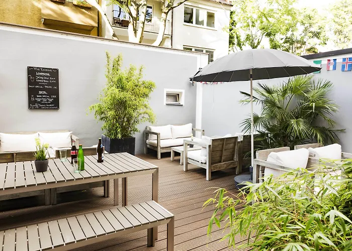 Five Reasons & אכסניה